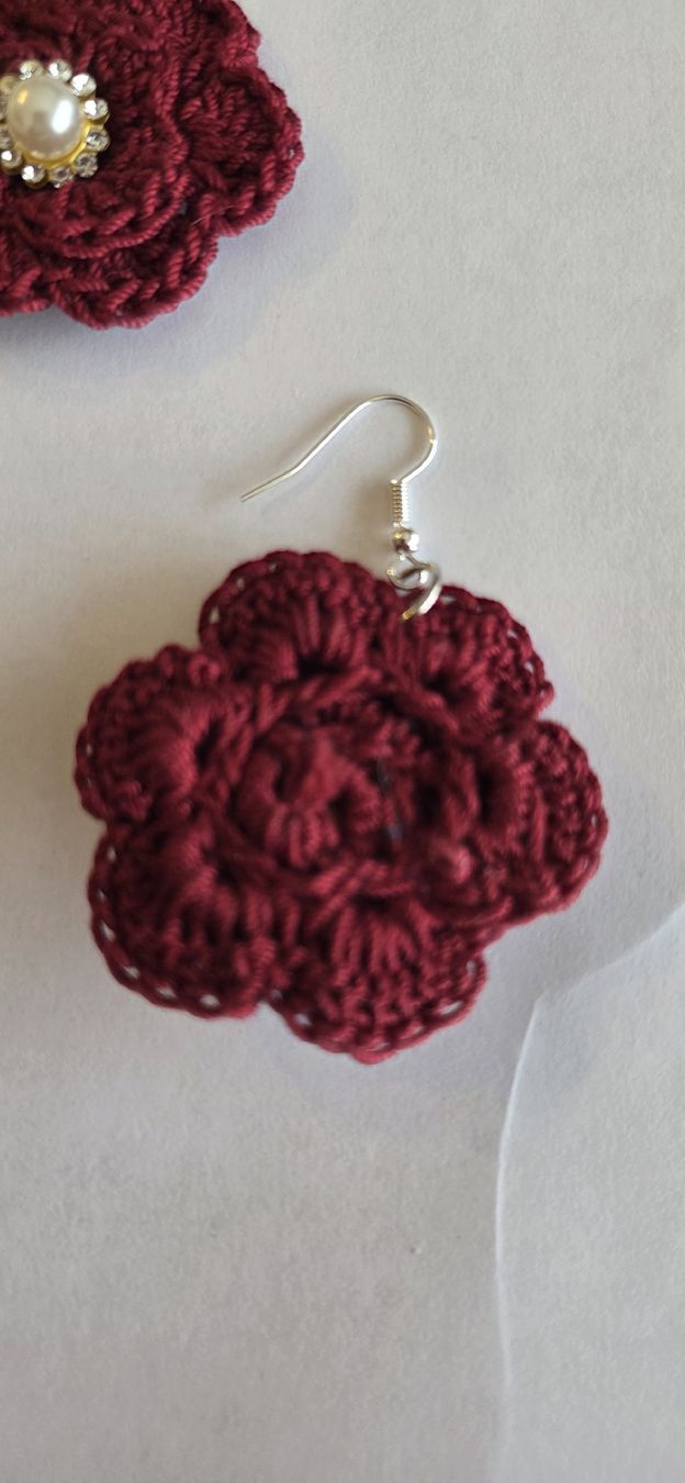 Boucles d'oreille: Boucles d'oreilles fleur bordeaux faites à la main – Neuf avec emballage d'origine à Yvonand par CD-KINGDOM 2