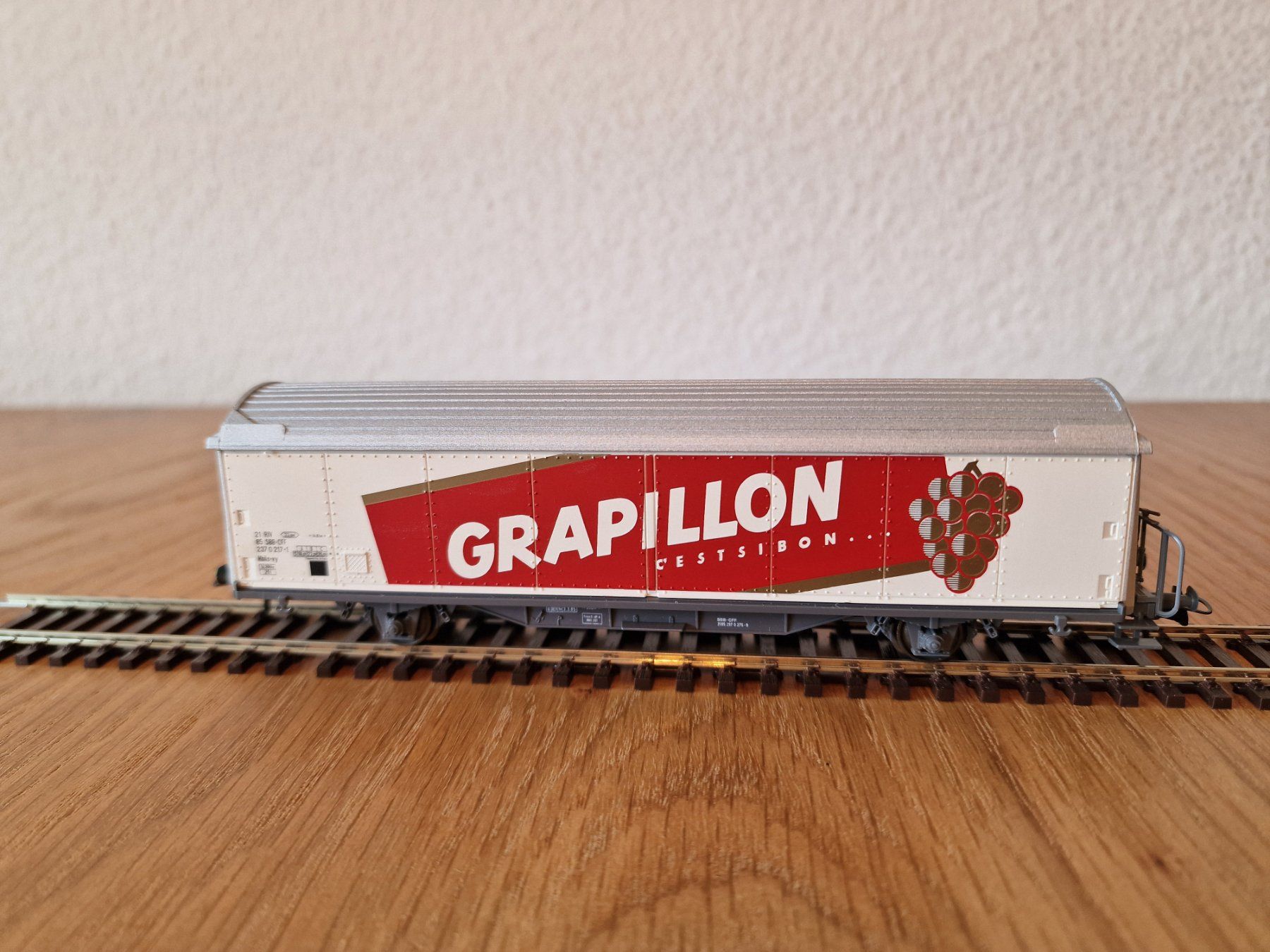 Roco Modellini di ferrovie: SBB Roco Güterwagen H0 Rivella/Grappilon mit Blinklicht – Usato da Matten b. Interlaken venduto da lor_hr9w 1