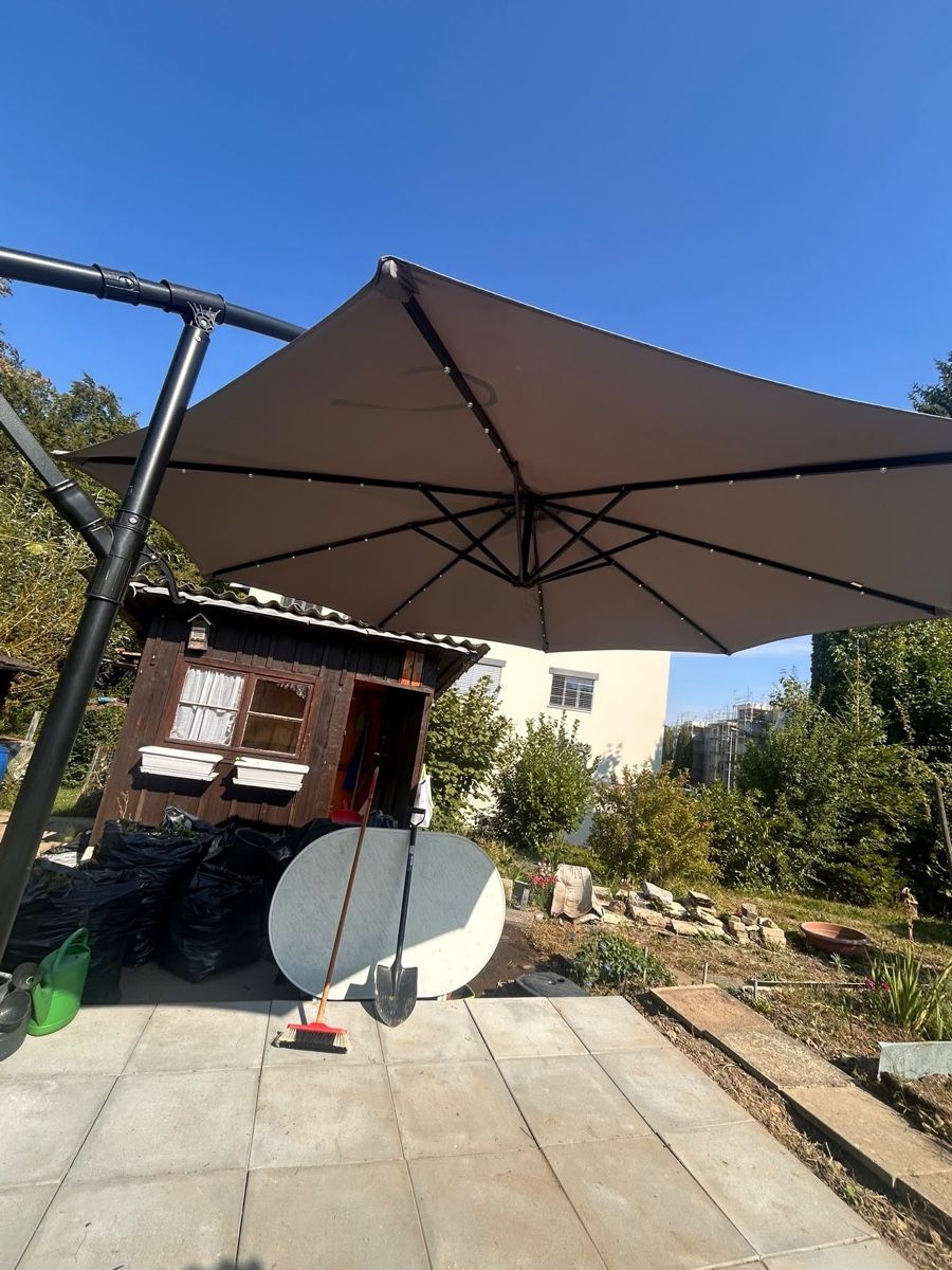 Parasols: Ampelschirm 300 cm mit LED - Anthrazit  – Neuf (Voir description) à St. Gallen par t._andrea 1