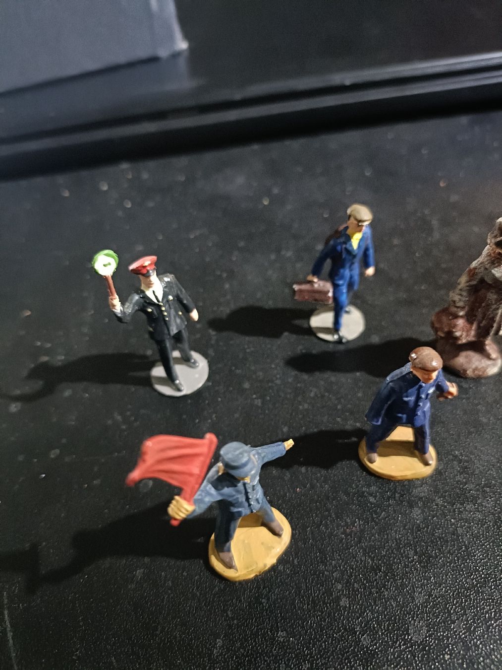 Modelleisenbahnen: Bahnhof Figuren Kunststoff Spur 0? Ca. 5 cm. gross.  – Gebraucht aus Mesocco von andergia 2