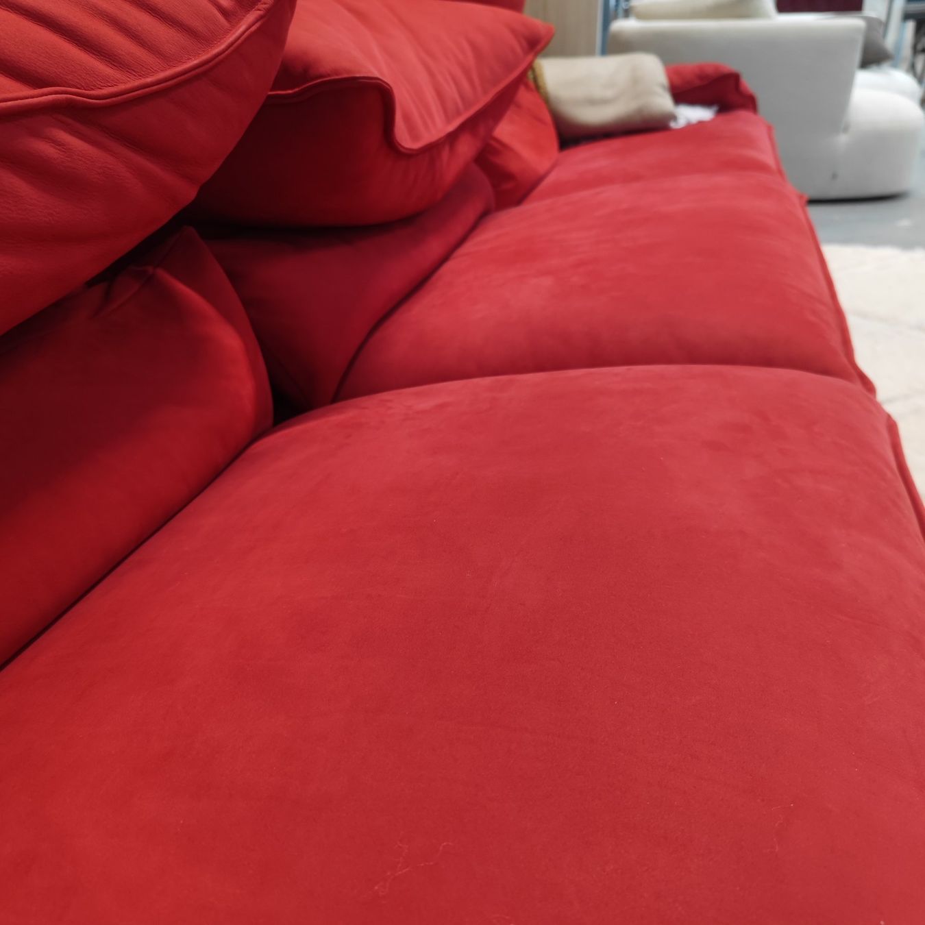 Cassina Sofas: Cassina Maralunga Dreisitzer-Sofa in Rot – Neu und originalverpackt aus Zürich von Nexclusives.com 3