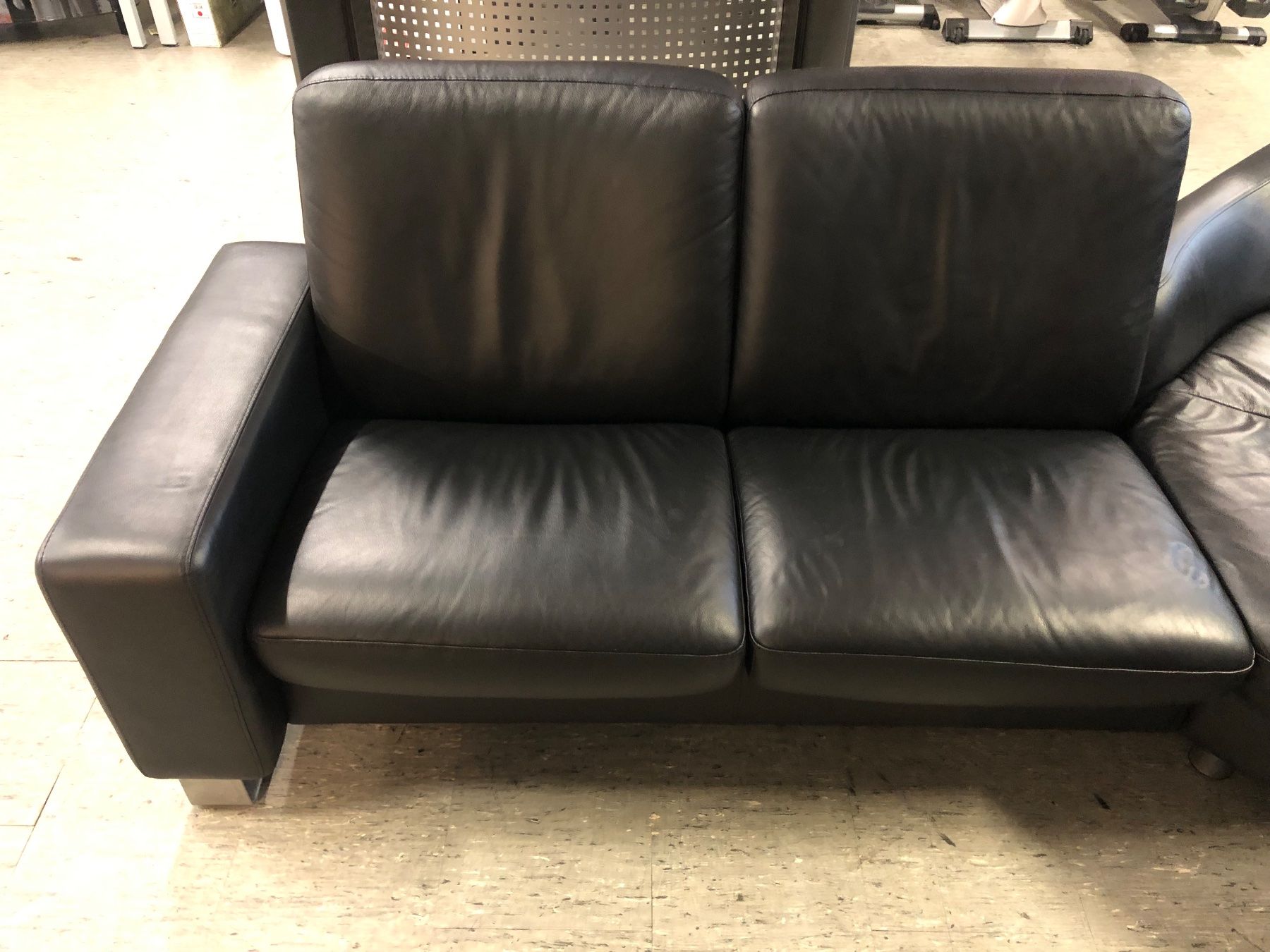Stressless Divani: Stressless Echtledersofa mit Neigefunktion – Usato da Brunnen venduto da Allerwaren 2