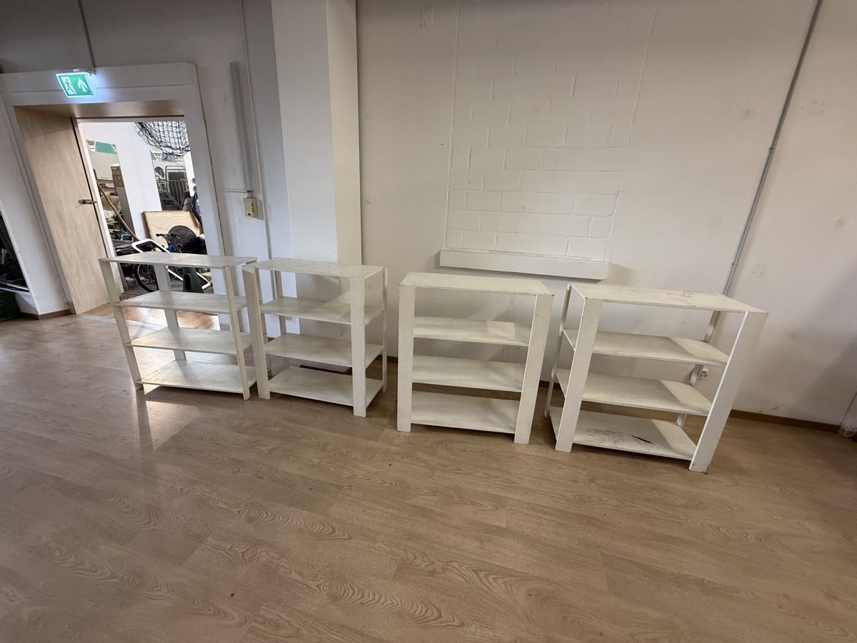 Scaffali: 4 robuste Holzregale Weiss – Usato da Fulenbach venduto da Annie.s_Mid_Century