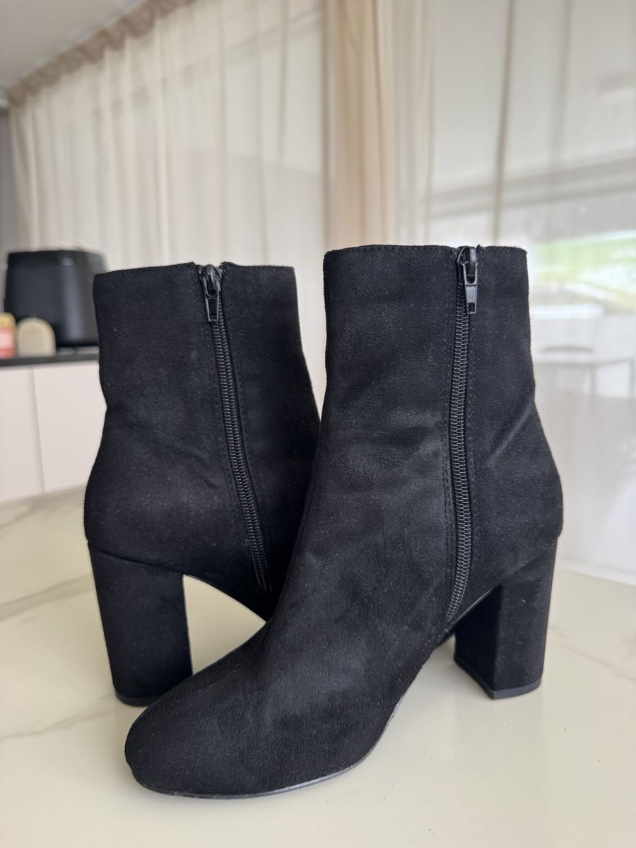 Scarpe da donna: Schwarze Wildleder Stiefeletten - Grösse 37 – Usato da Rickenbach LU venduto da Steffischuepfer