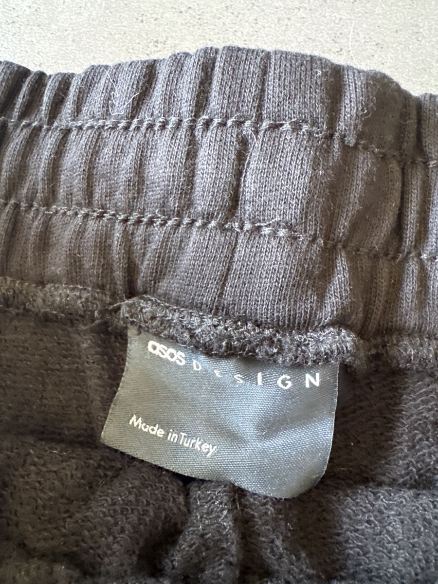 Pantaloni: asos Shorts Gr M – Usato da Schnottwil venduto da Garuso 1