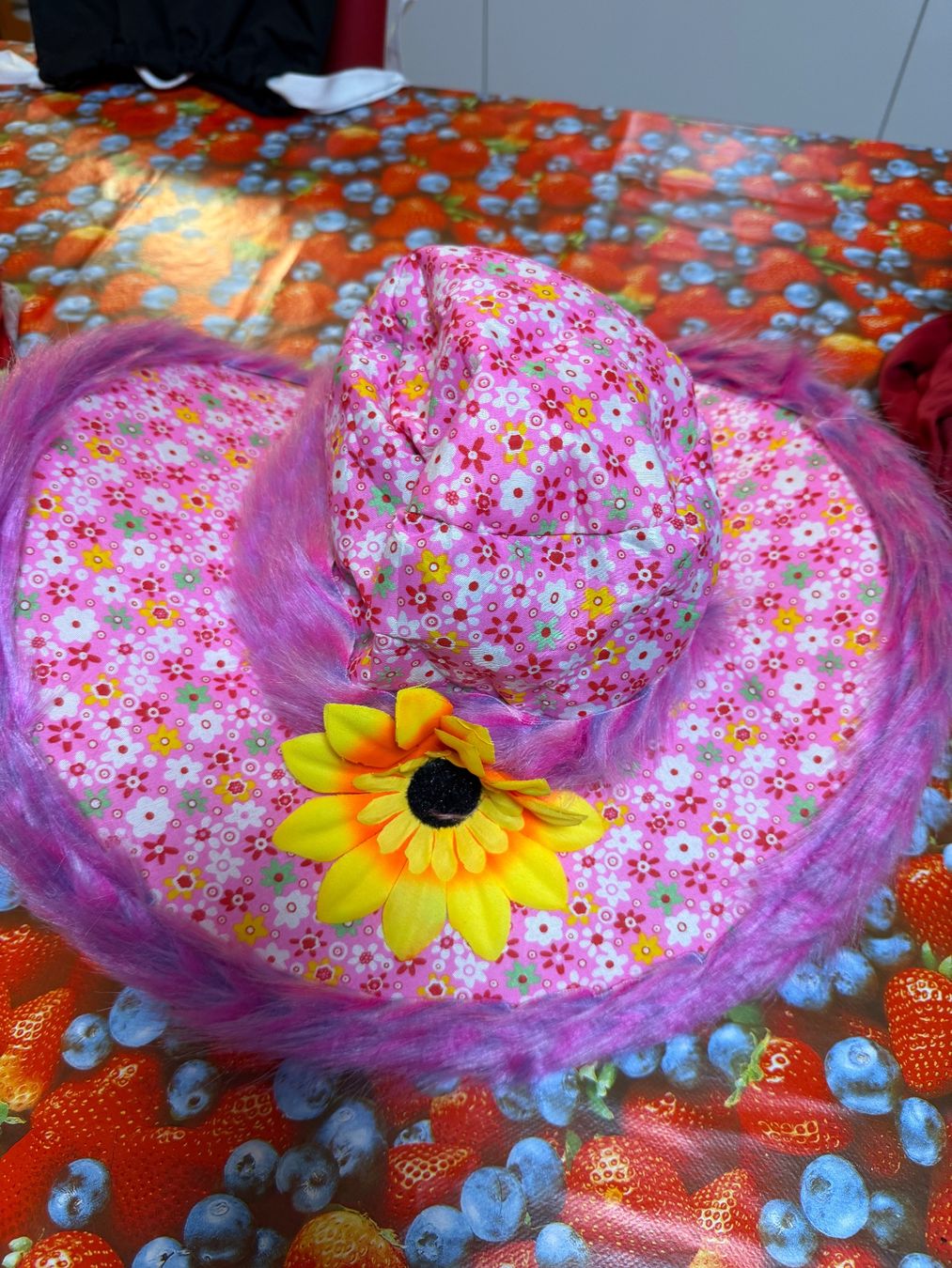 Hüte, Mützen & Caps: Fasnachthut mit Blumenmuster ab fr. 5.00 – Gebraucht aus Cugnasco von tizianaq 3