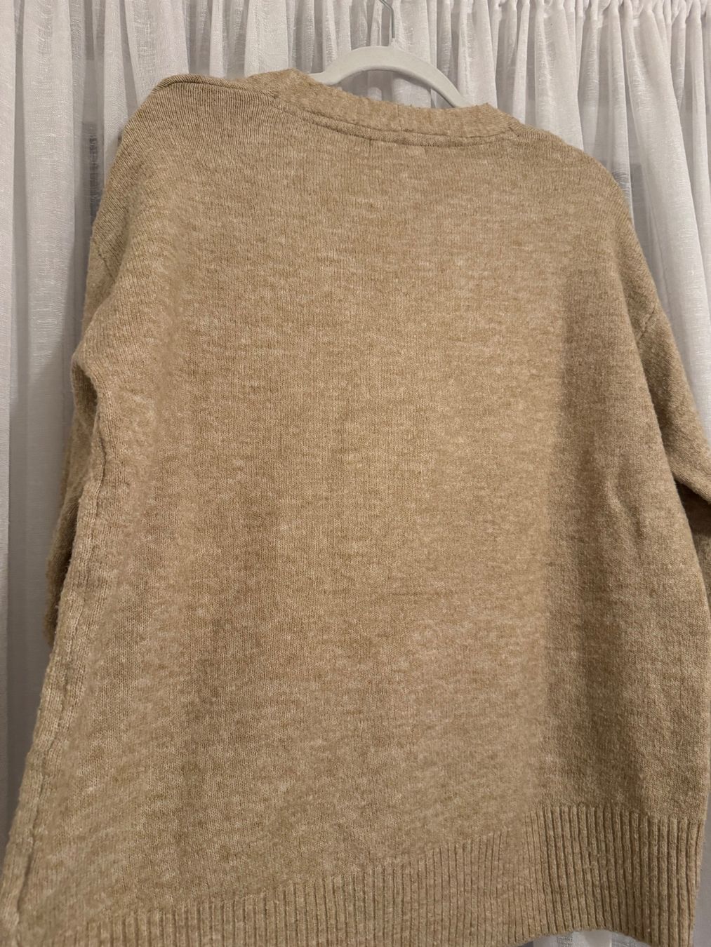 H&M Pullover & Sweatshirts: Pullover beige mit V-Ausschnitt – Gebraucht aus Neuenegg von mel_5pnq 1