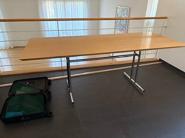 Tables: Heller Esstisch (Holz) – D'occasion à Riehen par ssnust