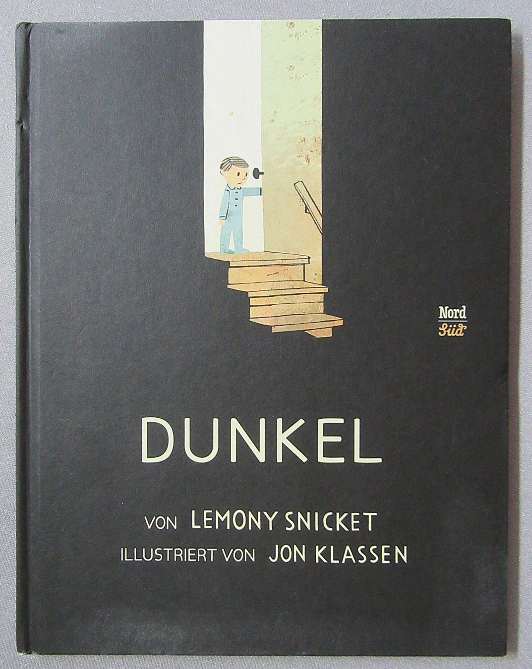 Bücher: Dunkel - illustriert von Jon Klassen – Gebraucht aus Auenstein von Padabimbim