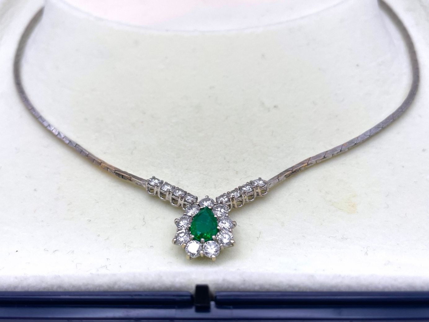Catenine: Wunderschönes Weissgold-Collier mit echtem Smaragd – Usato da Birmensdorf ZH venduto da Swiss-Sell750