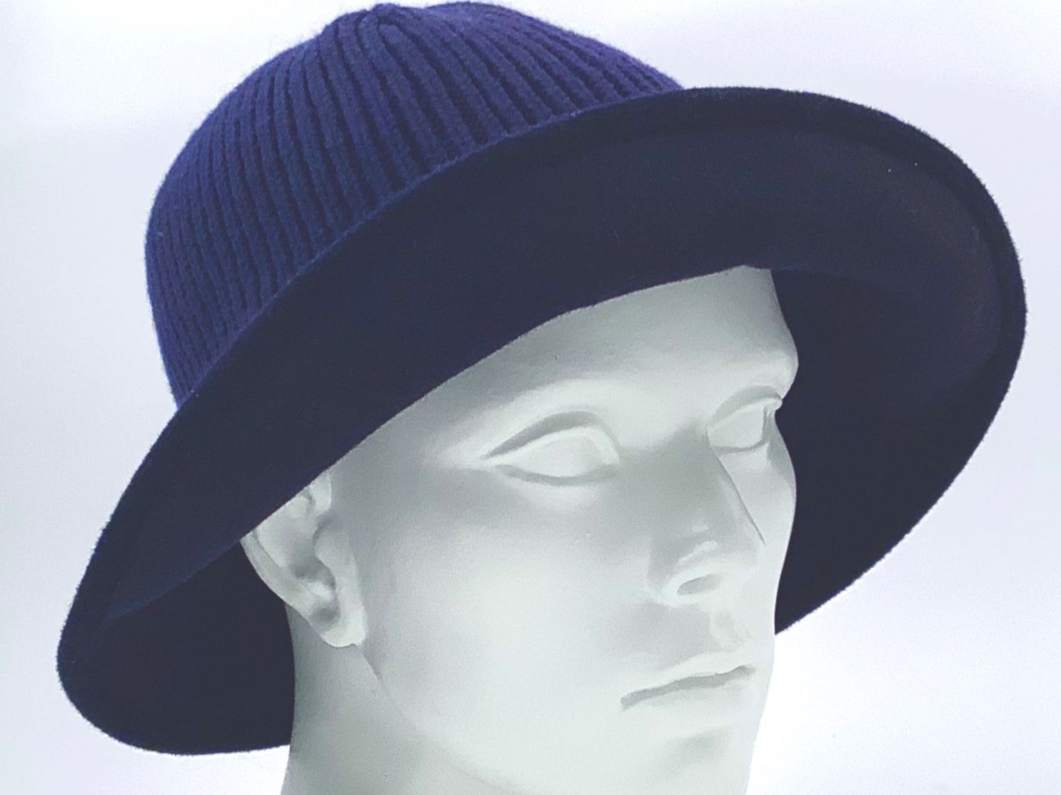Marc Jacobs Copricapi, berretti & cappellini: Mark Jacobs Couture Wollhut Gestrickt Dunkelblau – Nuovo (secondo la descrizione) da Küsnacht ZH venduto da Vuit-on 1