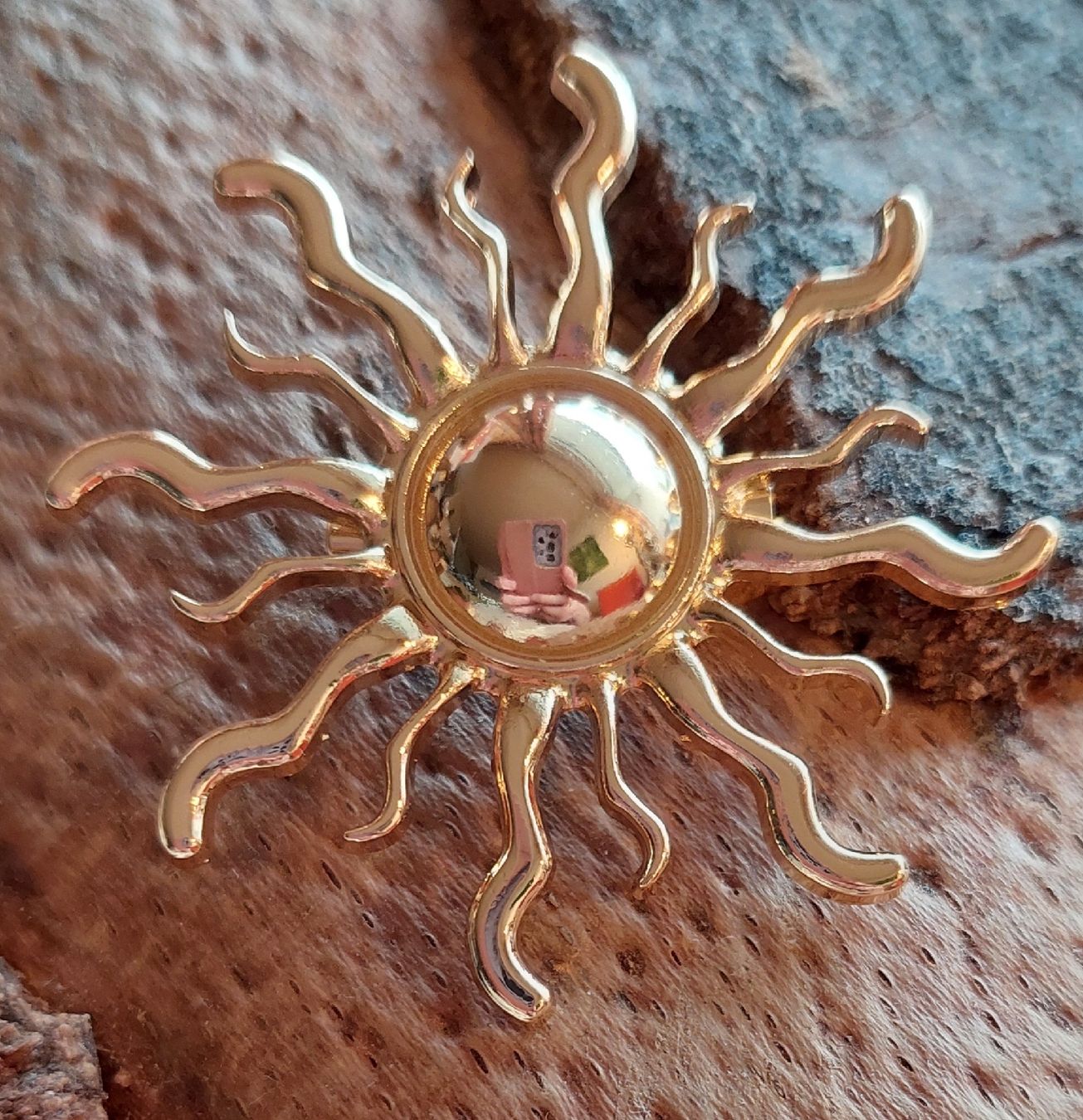 Broschen & Nadeln: Goldene Sonne Brosche, Durchmesser 4.5 cm – Neu (gemäss Beschreibung) aus Oberwil BL von Hunajakakku 1