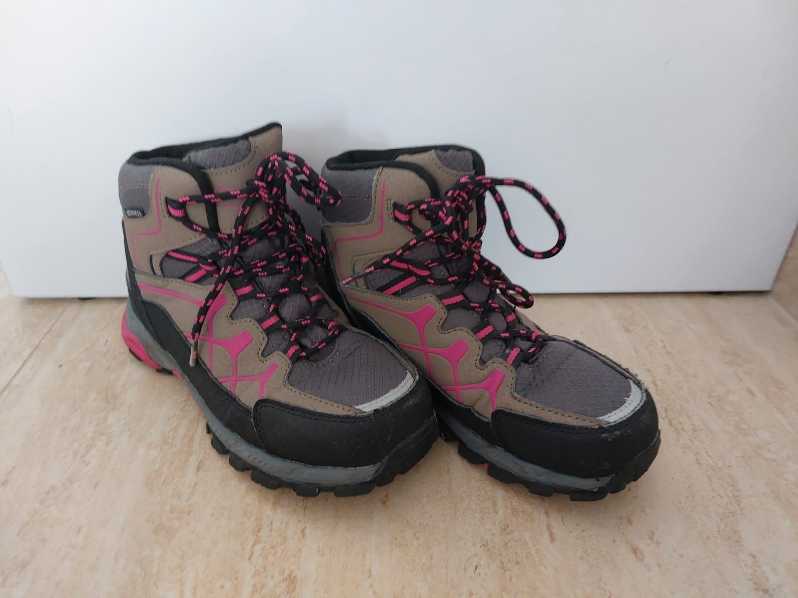 Decathlon Scarpe per ragazze: Chaussures de randonnée imperméables, taille 34! – Usato da Mont-sur-Lausanne venduto da ane_pgq6 1