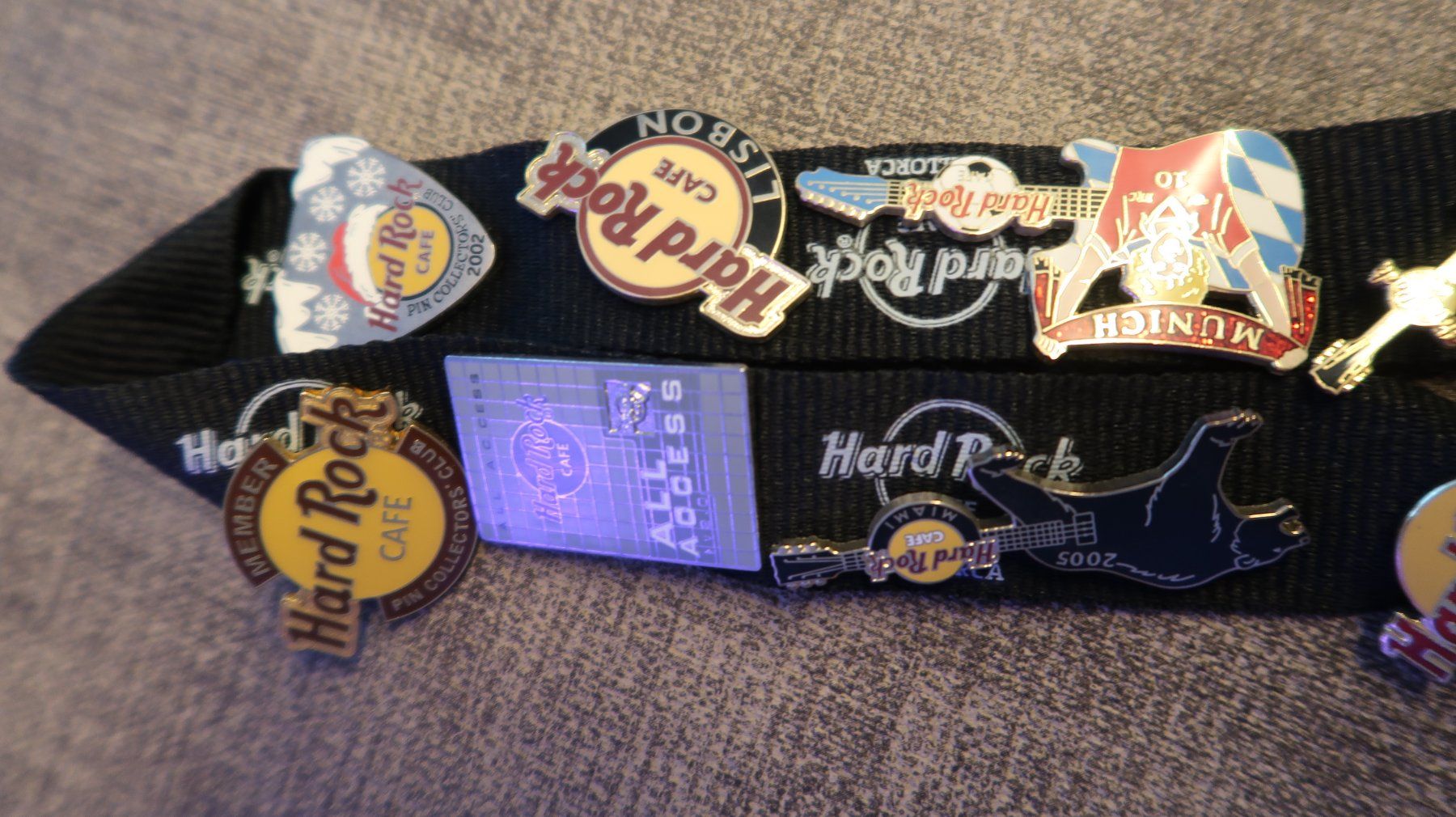Altri gioielli: 13 Hard Rock Cafe Pins mit Laynard – Usato da Winterthur venduto da Rwa 5
