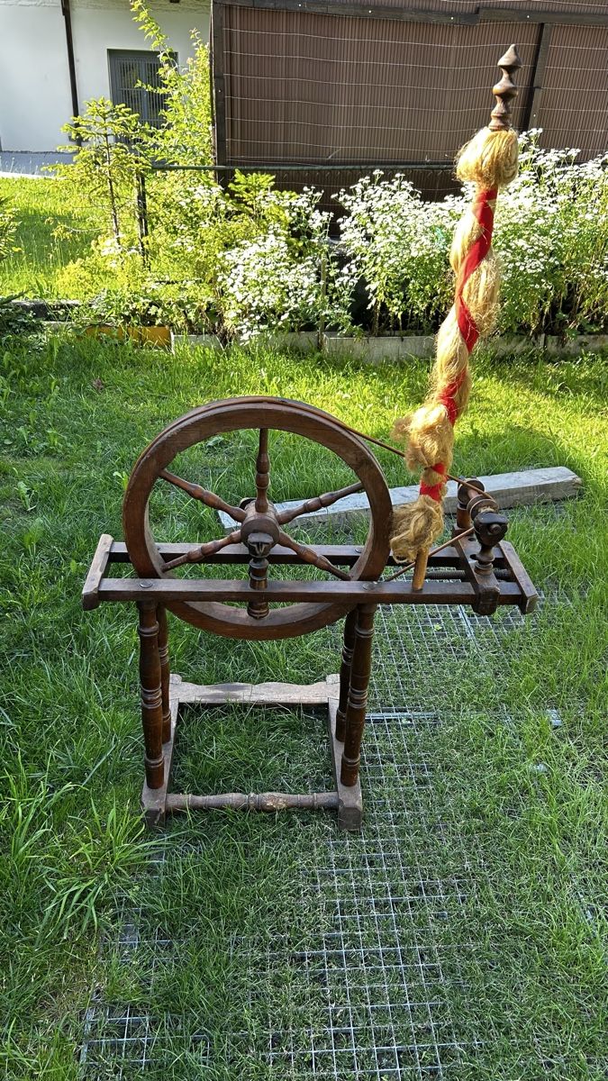 Ruote per filare: Antikes Spinnrad aus Holz – Usato da Oberurnen venduto da red_5myh