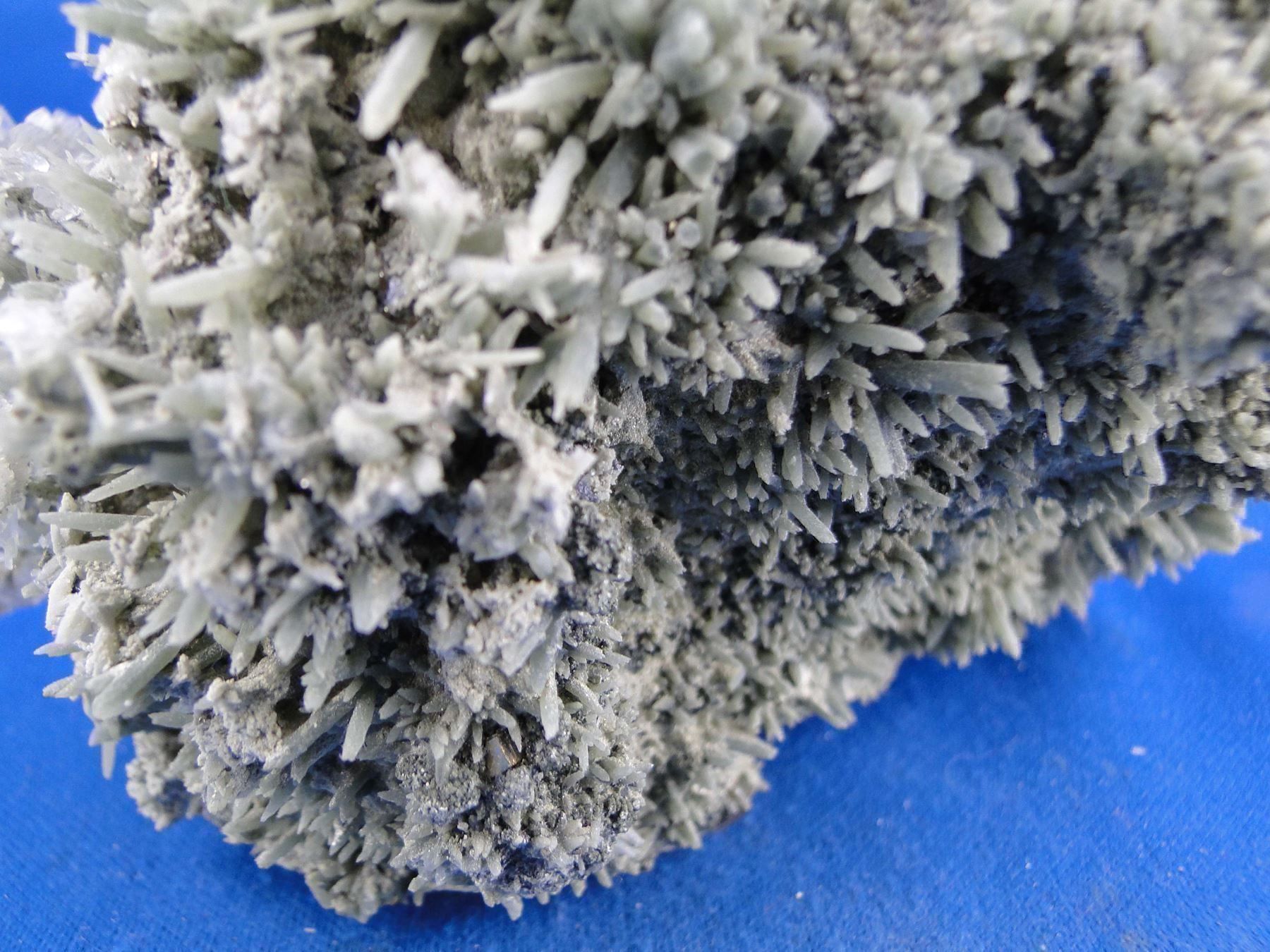Minerali & Pietre curative: Calcite auf Bergkristall var Prasem – Usato da Schinznach Bad venduto da Demerald 8