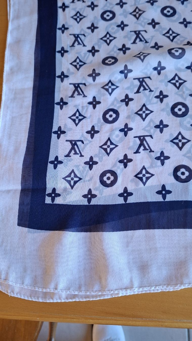 Louis Vuitton Foulard & Sciarpe: Schal Louis Vuitton – Usato da Wünnewil venduto da 04Blume 1