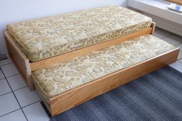 Ausziehbett mit zwei Matratzen