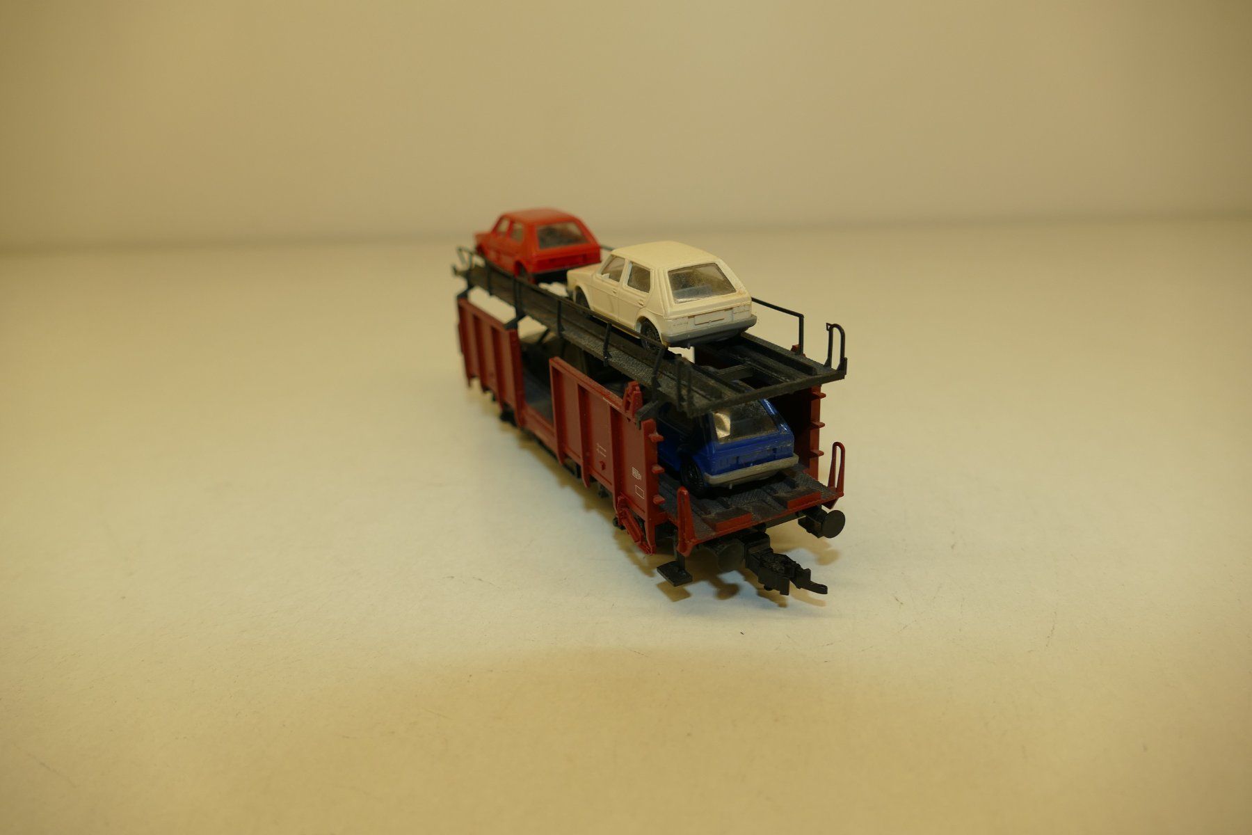 Fleischmann Modellini di ferrovie: Fleischmann H0: DB Autotransportwagen mit 4xPKW – Usato da Niederhasli venduto da rail-duerst 4