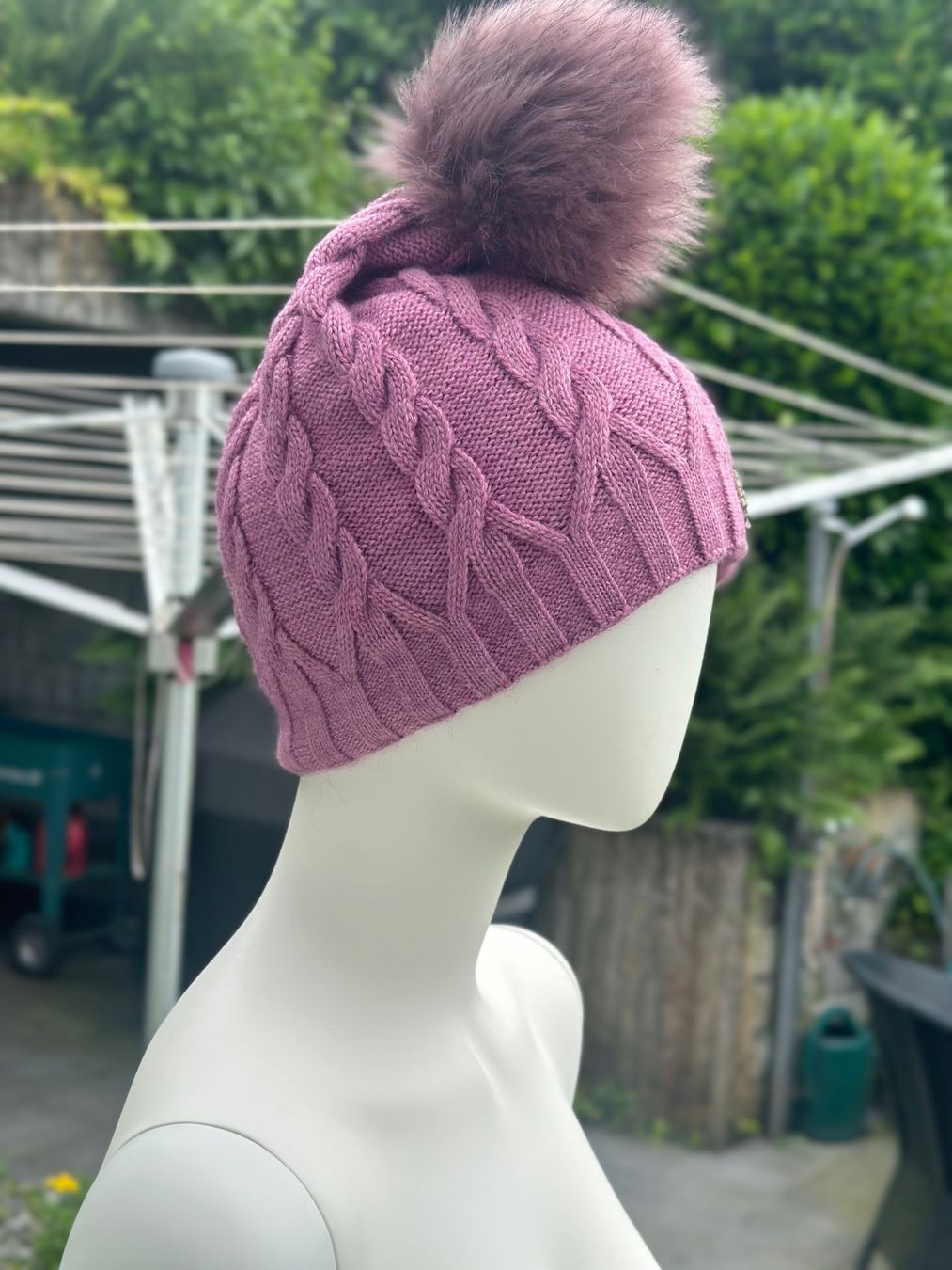 Copricapi, berretti & cappellini: Winter Bommel Mütze Strickmuster Rosa - ! – Usato da Zufikon venduto da Modestil365 1
