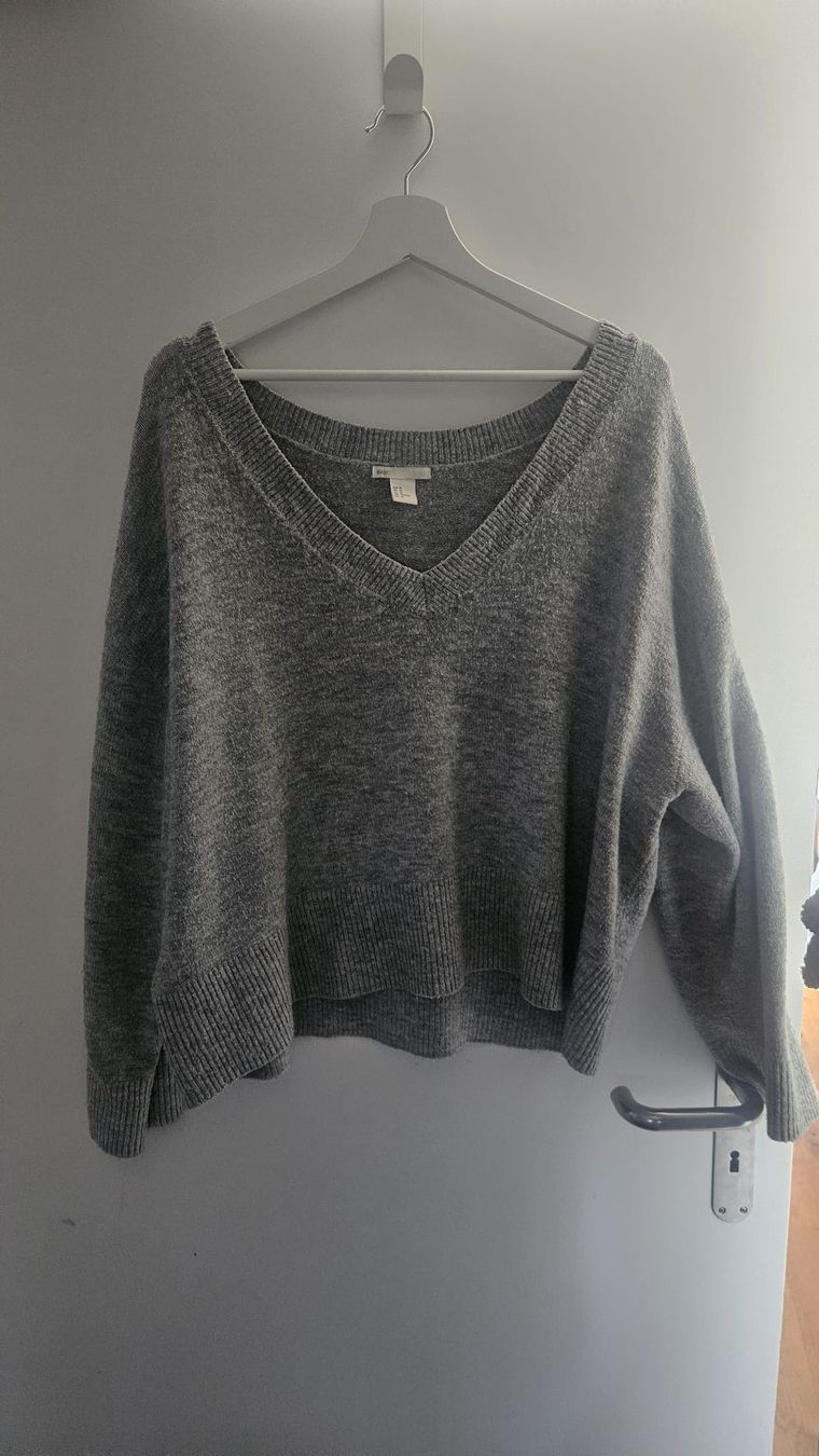 H&M Maglioni & Felpe: Grauer Pullover mit V Ausschnitt – Nuovo (secondo la descrizione) da Wil SG venduto da cro_27r5