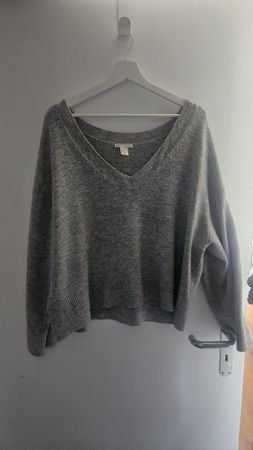 Grauer Pullover mit V Ausschnitt
