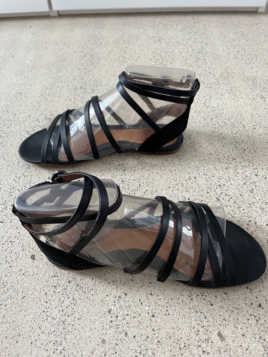 Ugg Damenschuhe: UGG Sandalen 36 schwarz – Gebraucht aus Zürich von Jaskam 1