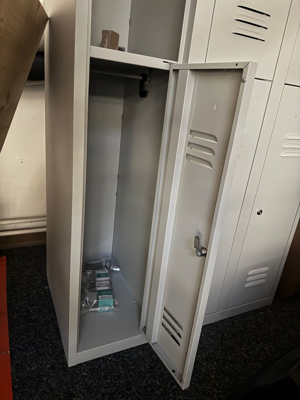 Guardaroba: Stahlschrank Garderobe abschliessbar – Nuovo (secondo la descrizione) da Burgdorf venduto da JaegBdorf 3