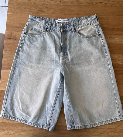 Short en jeans BERSHKA, taille 42