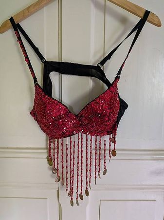 Roter Glitzer Bauchtanz-BH mit Münzen