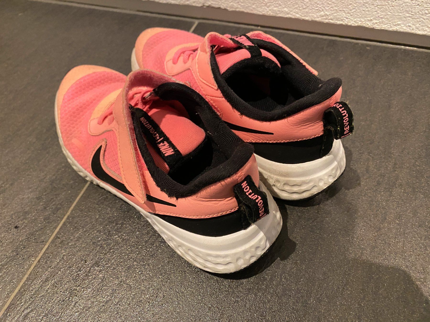 Nike Scarpe per ragazze: Mädchen Turnschuhe Nike Revolution gr. 33.5 – Usato da Steinerberg venduto da luckyfin 1