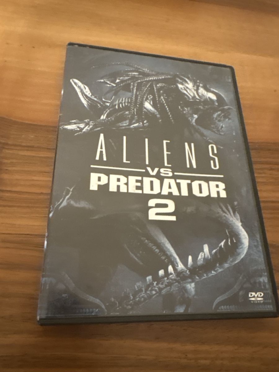 Tous les DVDs: DVD Aliens vs Predator 2 guter Zustand – D'occasion à st.gallen par Garagen_Verkauf