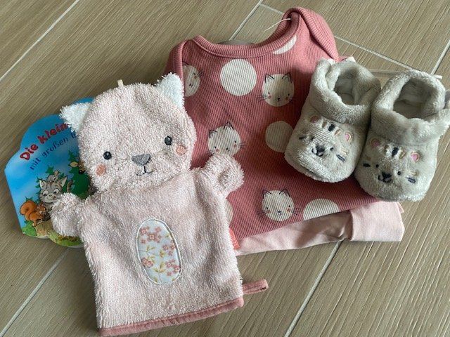 Lotti & Set di vestiti: neues Baby Geschenk-Set Gr. 74/80 "Büsi" – Nuovo (secondo la descrizione) da Staufen venduto da Nasli