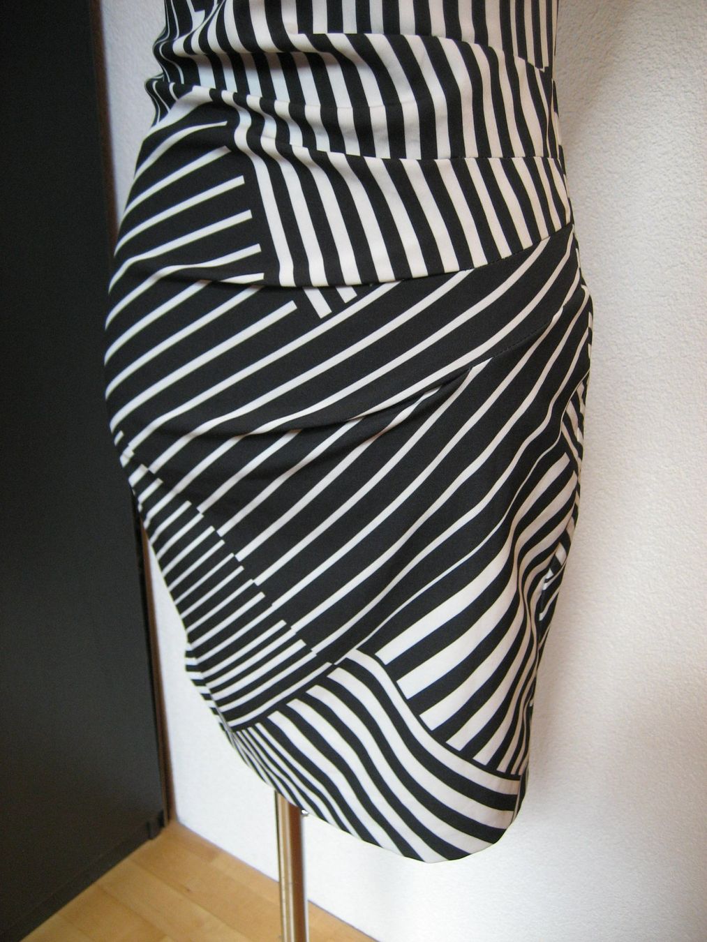 Vestiti: Robe stretch Rinascimento taille S – Usato da Delémont venduto da marryb 2