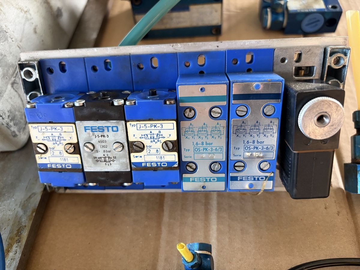 Festo Altro per industria metallurgica: Festo, Ventile, Verschraubungen – Usato da Ebnat-Kappel venduto da Mech57 2