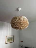 Beige Pendellampe Eos mittel mit Schirm aus Gänsefedern