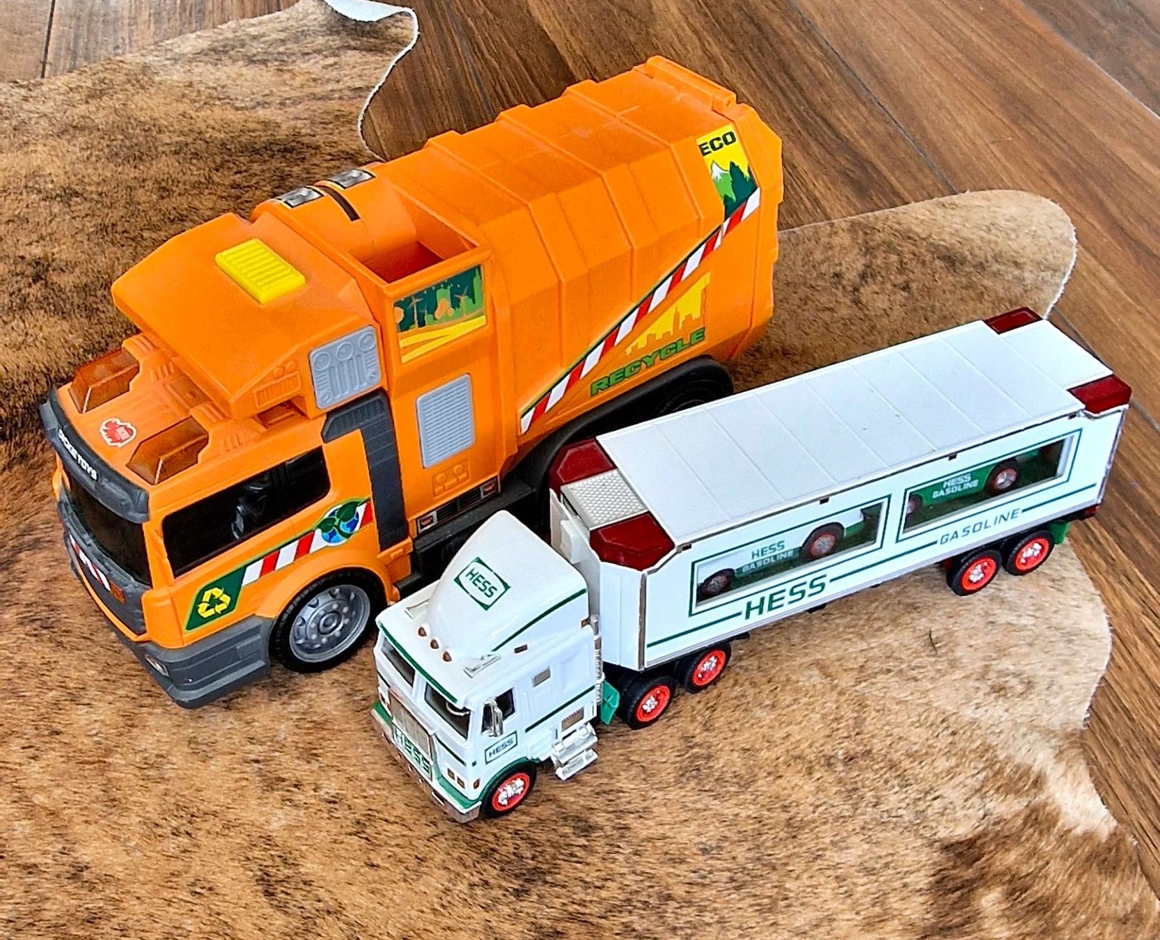 Spielzeuge: Spielzeug Recycle Auto & Hess Lastwagen – Gebraucht aus Hombrechtikon von MalgorzataJ
