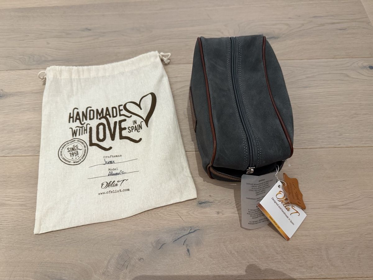 Porsche Kosmetikkoffer: Porsche Necessaire, Wildleder, grau, Neu! – Neu und originalverpackt aus Brüttisellen von Molemo