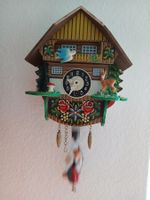 Miniatur  Souveniruhr wippender Trachtendame 16x14 cm