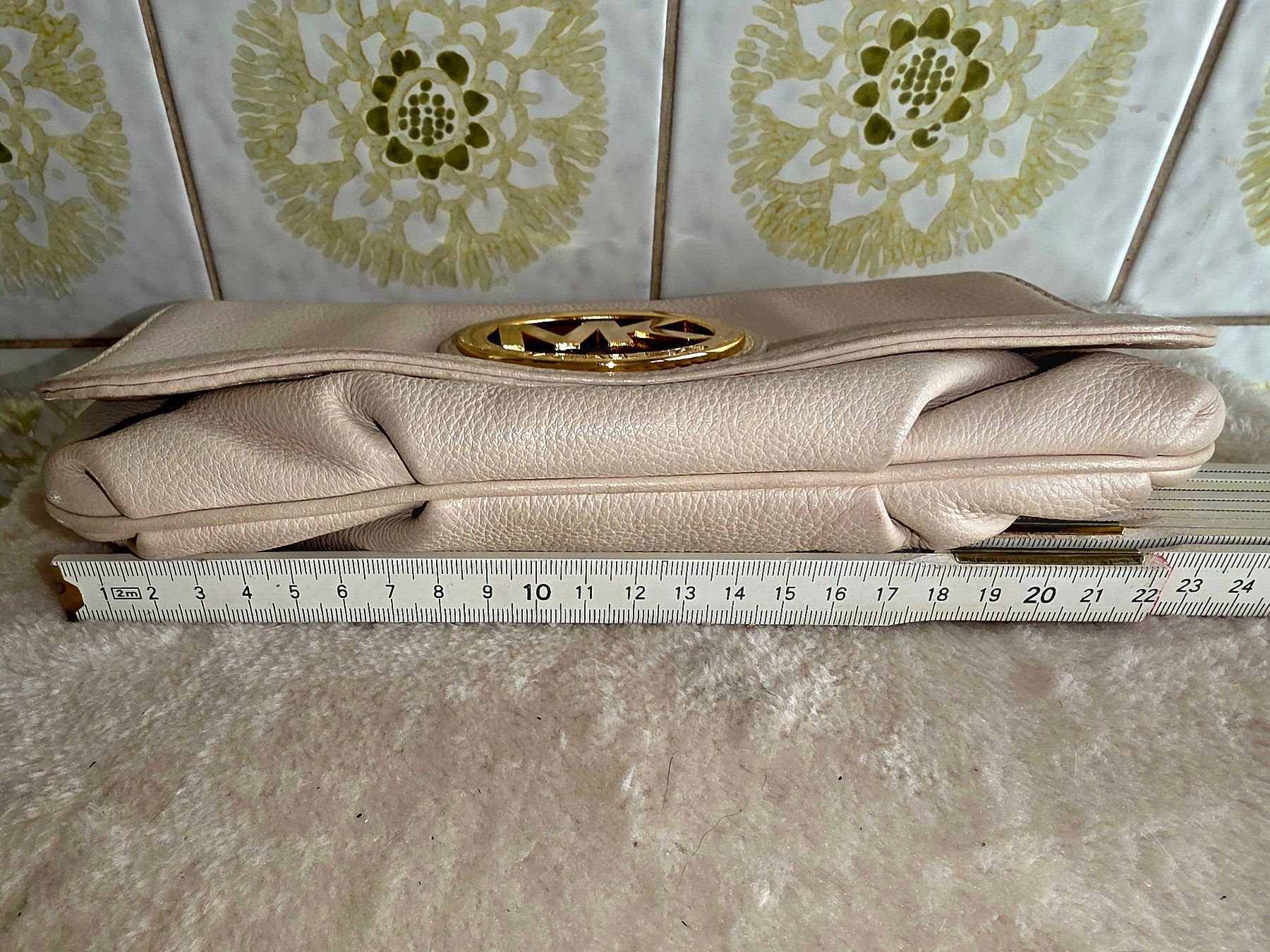 Michael Kors Sacs femmes: Sac clutch Michael Kors cuir logo doré – D'occasion à Genève par BruceKampbell 1