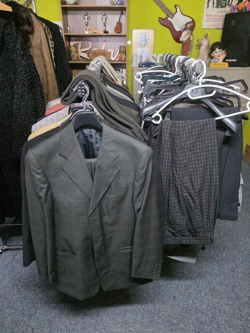 Lotti di vestiti: Diverse Herren und Damen Kleidung – Usato da Flawil venduto da Cd53 5