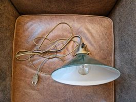 Industrielle vintage Lampe, grüner Schirm, Messing Fassung