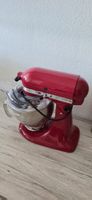 Rote KitchenAid Küchenmaschine mit Zubehör