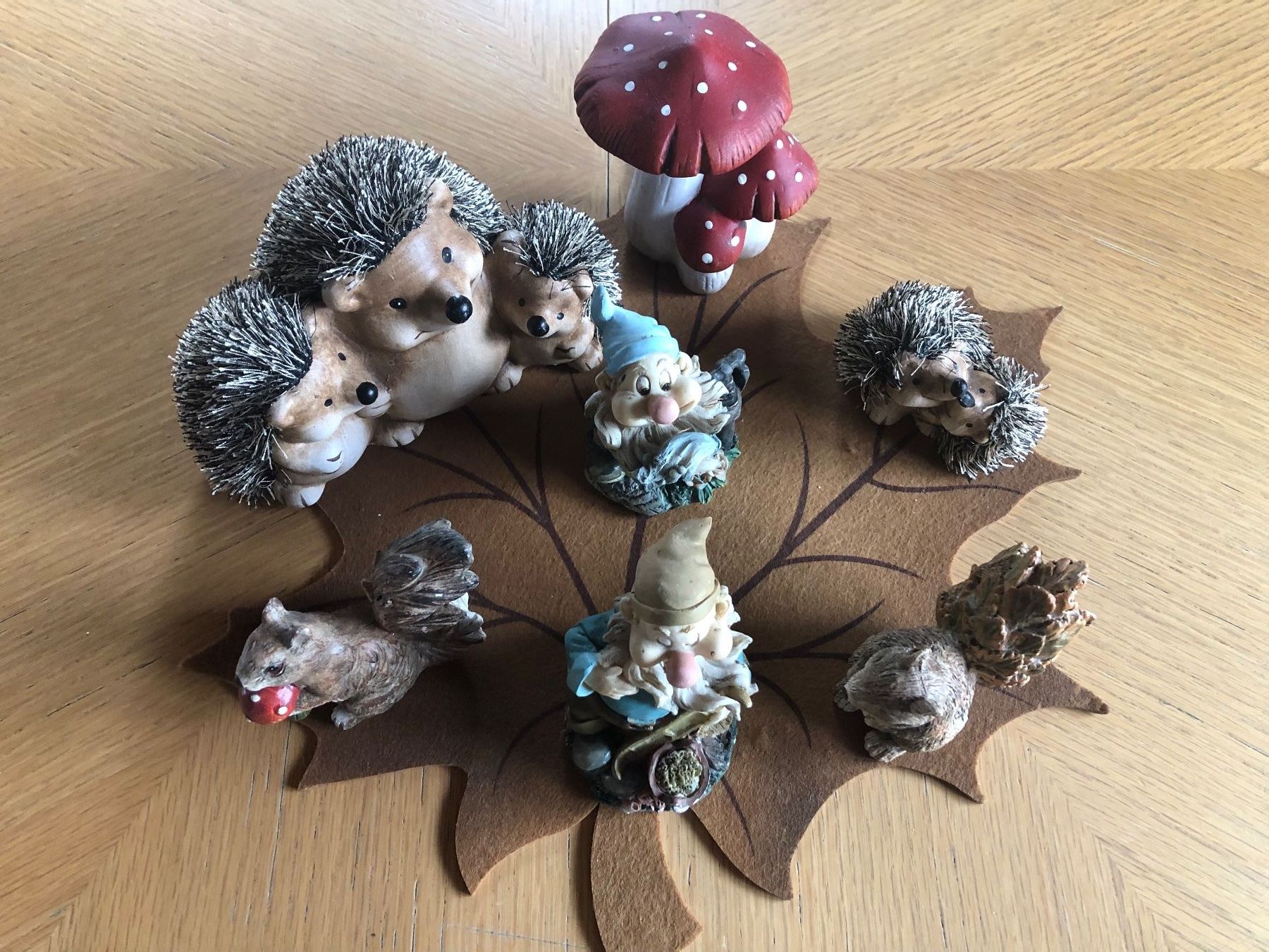 Alle Dekorationen: 9 teilige Herbstdeko Igel Pilz Eichhörnchen Zwerge – Gebraucht aus Schübelbach von Dolly990_2