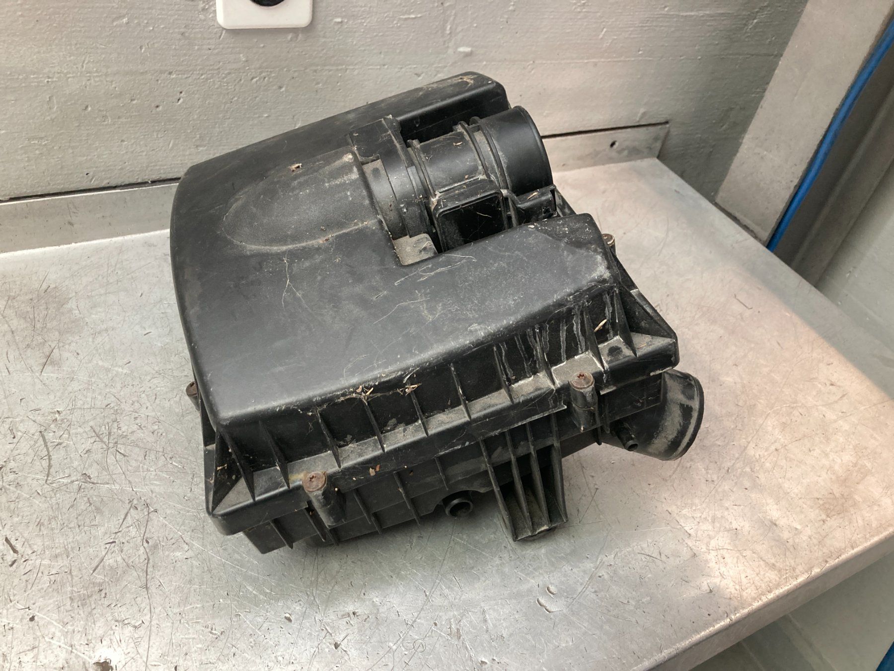 Opel Tutti pezzi di ricambio auto: Opel Vivaro 2.5  / Renault Trafic Luftfilterkasten LMM – Usato da Cham venduto da WB2223