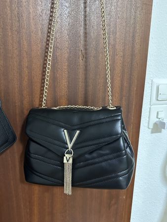 Valentino schwarze Tasche.