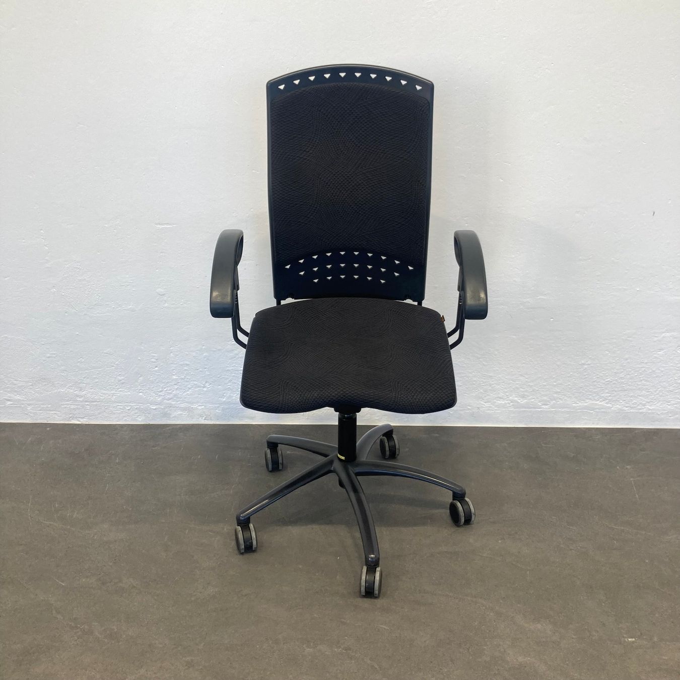 Sitag Sedie: Sitag Reality Bürodrehstuhl anthrazit gemustert – Usato da Schönenwerd venduto da mcofficeshop