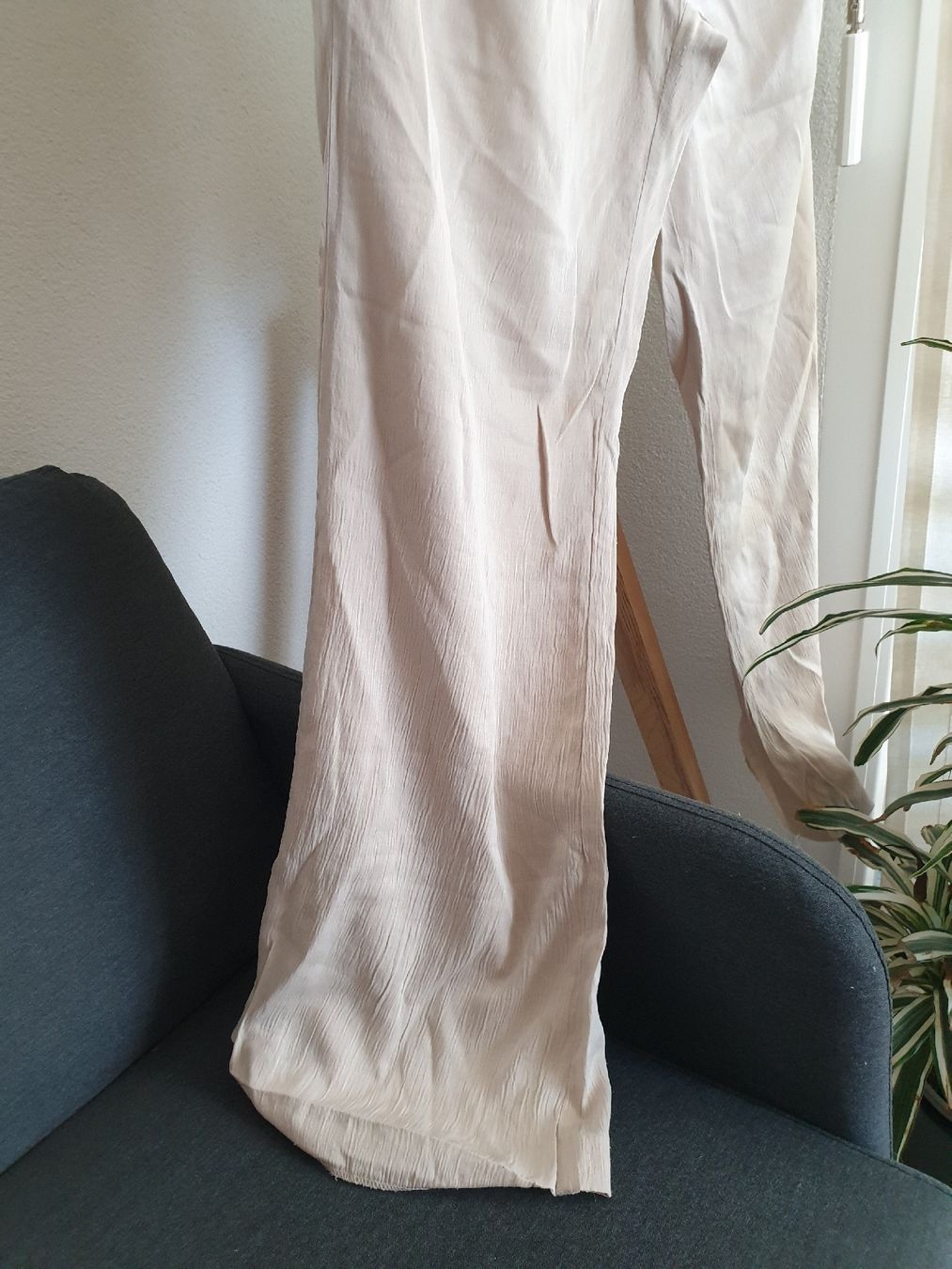 H&M Hosen: H&M Beige Flare Pants – Gebraucht aus Aigle von Smagbrelle18 7