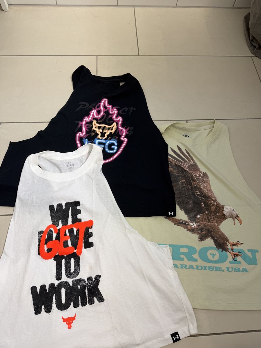 Under Armour Top: 3 under armour top  – Usato da Neerach venduto da the_modern_mini
