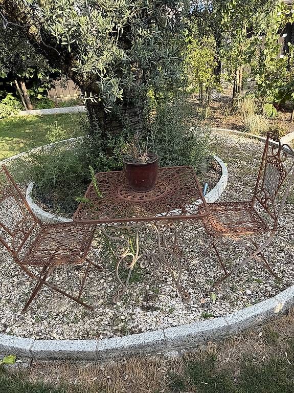 Tischset: Antiker Gartentisch mit zwei passenden Stühlen – Gebraucht aus Lyss von apennisi